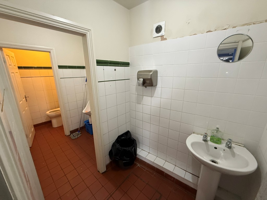 Lot: 57 - SNOOKER HALL WITH LAPSED PLANNING FOR THREE HOUSES - Men's toilets